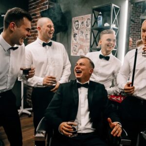 Oscar-Ivan-Larach Zablah-men-drink-smoke-boy-smile-man-hanging-out-good-time_t20_4e9jzy-oscarlarach.com-min