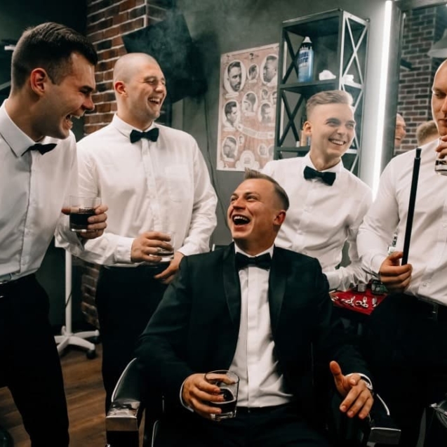 Oscar-Ivan-Larach Zablah-men-drink-smoke-boy-smile-man-hanging-out-good-time_t20_4e9jzy-oscarlarach.com-min