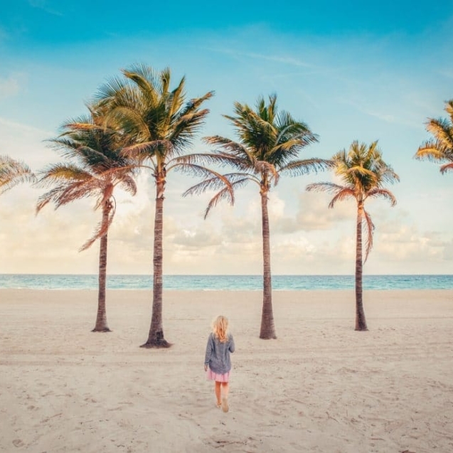 Oscar-Larach-Zablah-oscarlarachcom-little-blonde-caucasian-girl-walking-empty-hollywood-ocean-sea-beach-florida-america-american-child_t20_LzZLe1-min