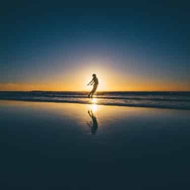 oscar-ivan-larach-zablah-honduras-mujer-en-la-playa-brincando-en-atardecer-oscarlarch-com
