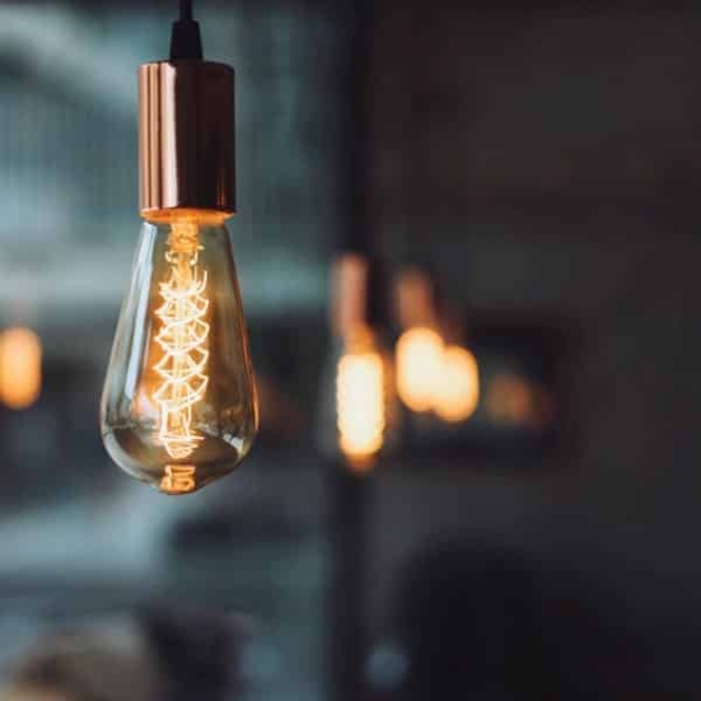 oscar-larach-zablah-light-bulb-oscarlarachcom-500x500px-min