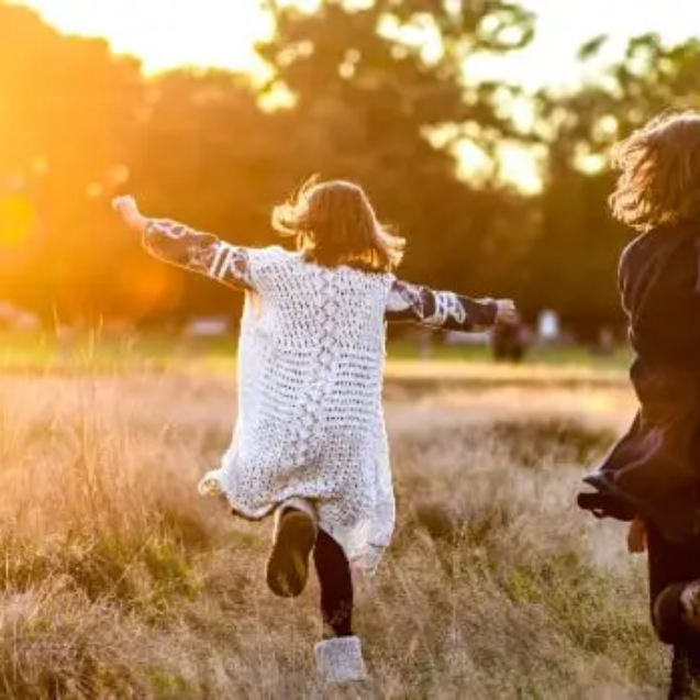 kids-playing-in-autumn_t20_LQb9n1-1
